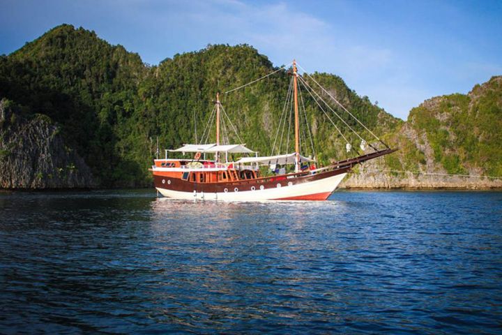 Komodo Island Leisurely Cruise (Sic)